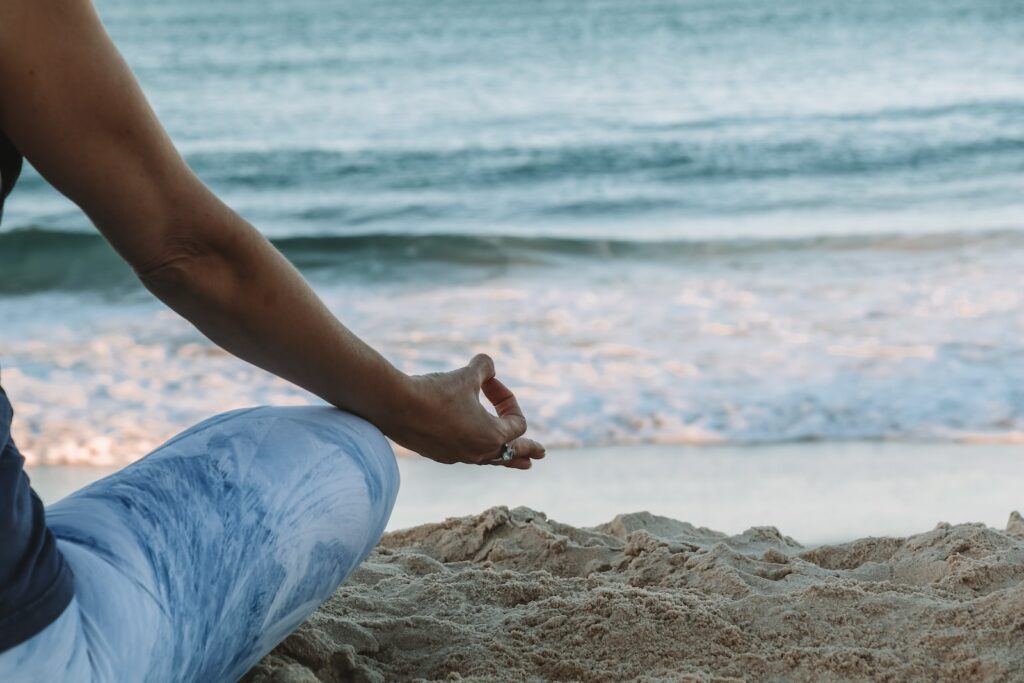Yoga e Meditazione: Come Iniziare la Giornata con Energia